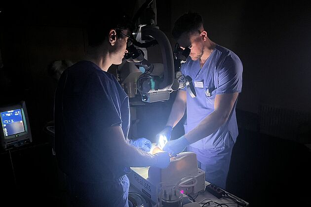 2 Männer im Dunkeln am OP-Tisch