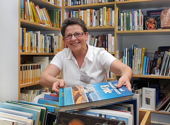 Krankenschwester mit Büchern
