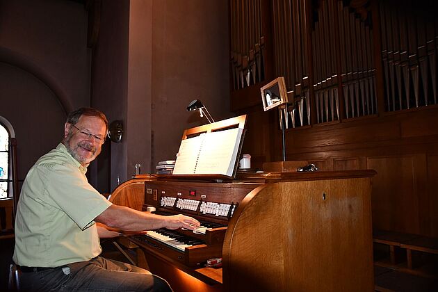 Mann an der Orgel