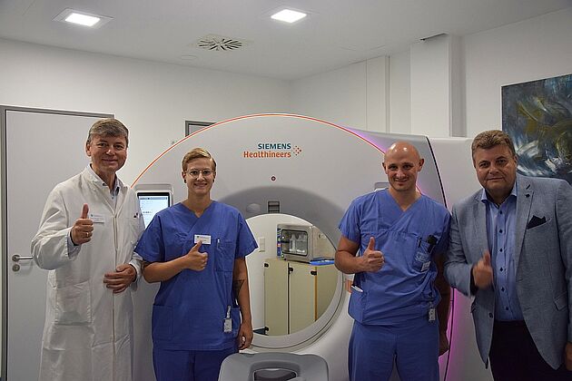 Team aus der Radiologie vor dem neuen CT