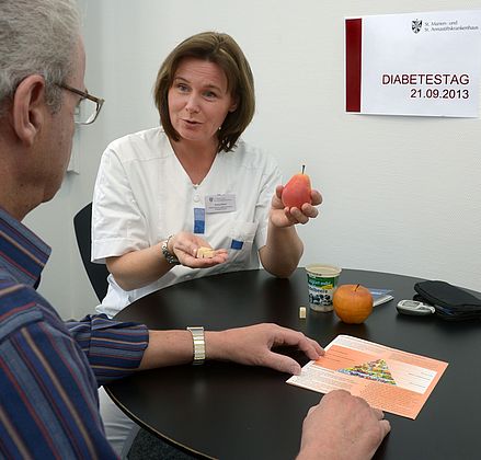 Diabetesberaterin und Patient