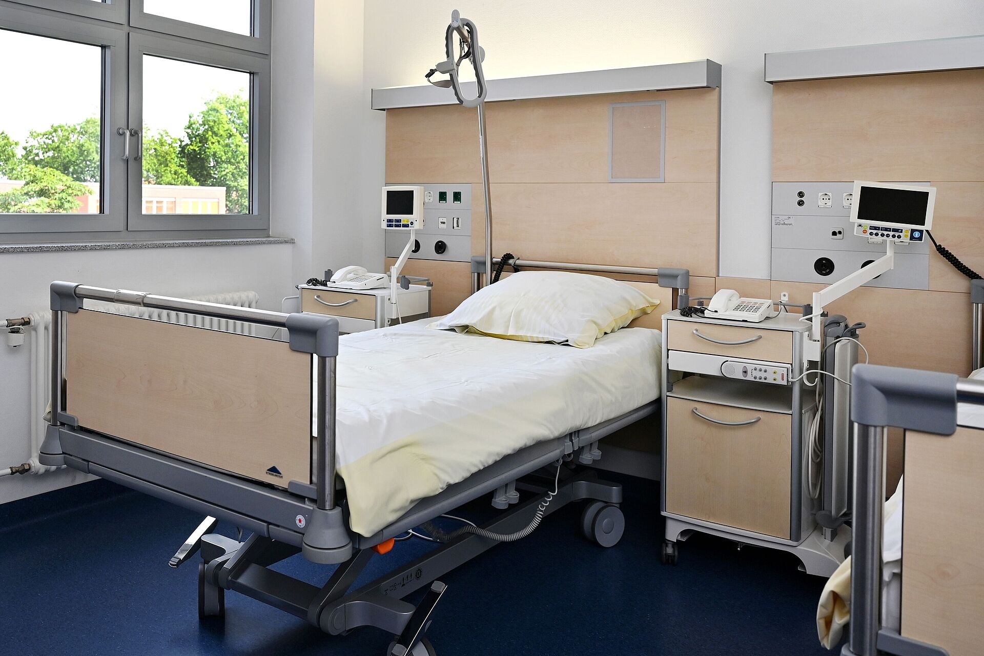 Angenehme Zimmer Modernes Bett im Krankenhaus