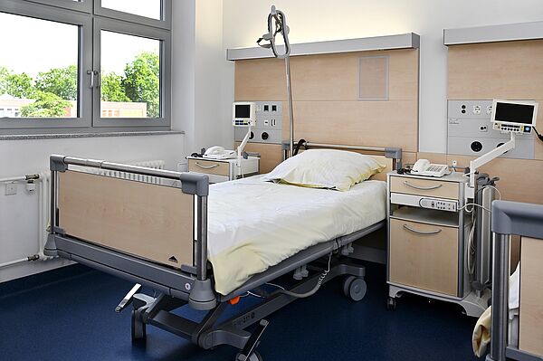 Angenehme Zimmer Modernes Bett im Krankenhaus