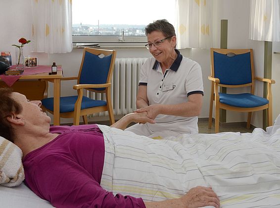 Schwester gibt Patientin Handmassage